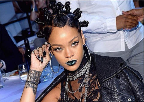 Depois de ser banida pelo Instagram, Rihanna reativa a conta com ensaio arrasador