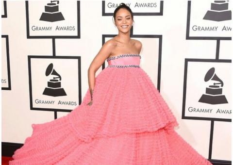 Rihanna usa look de gosto duvidoso e ganha memes na internet