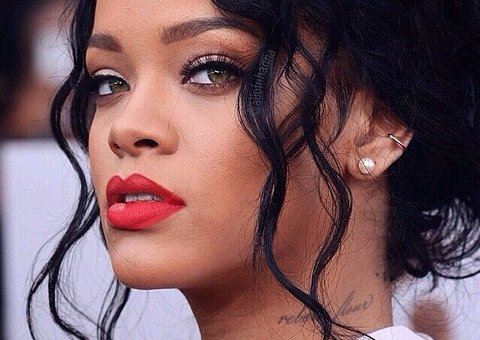Rihanna faz topless com sobrinha recém-nascida no colo
