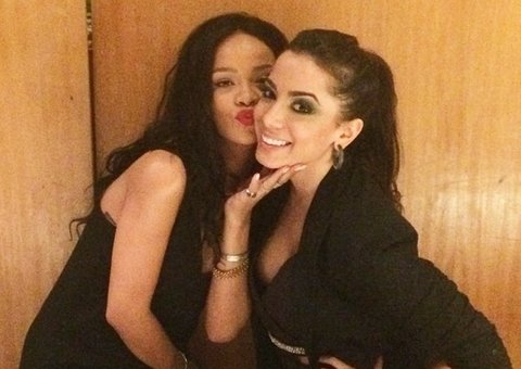  Anitta se empolga, dribla esquema de segurança e tieta Rihanna