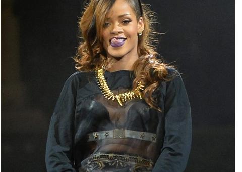 Rihanna faz dancinha ousada durante turnê