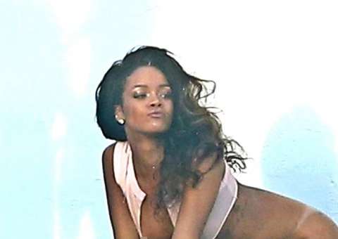 Rihanna é flagrada sem calcinha