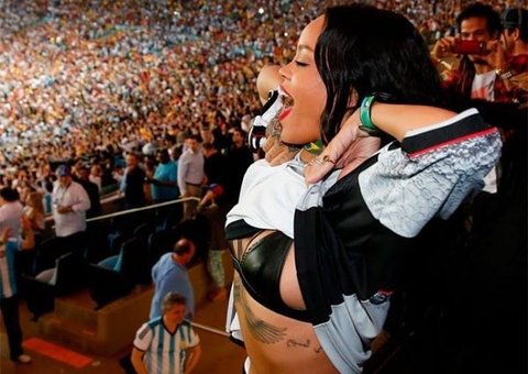 Rihanna se empolga e mostra os peitos no Maracanã