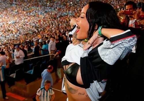 Rihanna se empolga e mostra os peitos no Maracanã