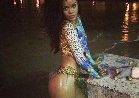 Rihanna toma banho com as amigas à noite em praia do Rio