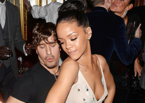 Sem sutiã, Rihanna mostra demais em evento cheio de famosos