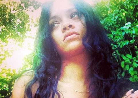 Rihanna homenageia fã brasileiro assassinado e oferece ajuda no funeral