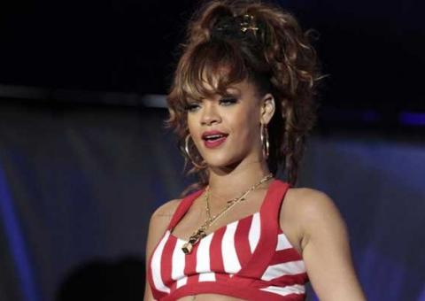 Rihanna libera os bastidores de seu novo clipe