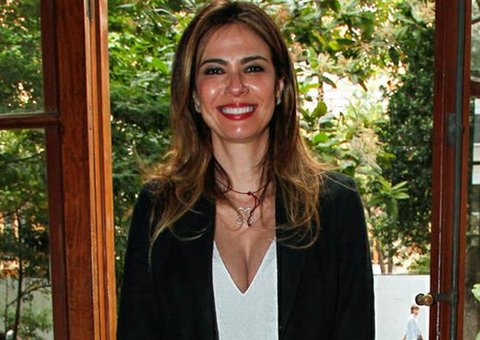 Luciana Gimenez aparece de topless em foto antiga