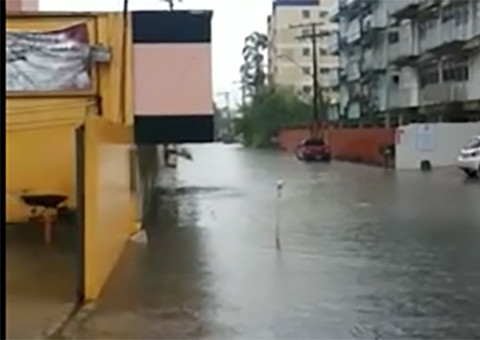 Águas da chuva alagam rua no Vieiralves