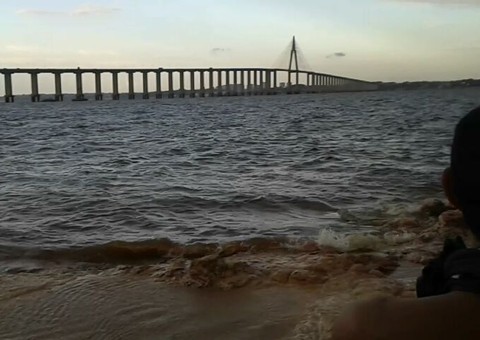 Menino sai para pegar bóia e desaparece nas águas do Rio Negro