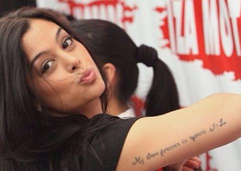 Larissa Riquelme fura fila e agradece nas redes sociais