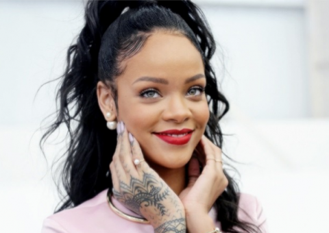 Após quebrar celular de policial, Rihanna doa R$50 mil à polícia
