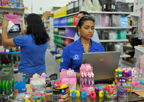 Ipem-AM identifica materiais escolares vendidos irregularmente