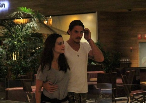 Após ser visto com loira, Rômulo Neto aparece aos beijos com Cleo Pires