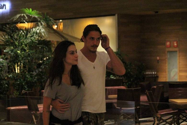 Após ser visto com loira, Rômulo Neto aparece aos beijos com Cleo Pires