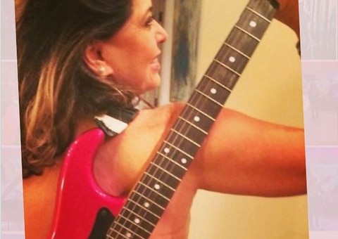 Roberta Miranda manda invejosa ‘para bem longe’ em rede social