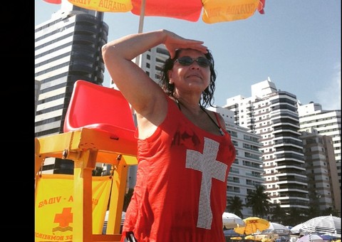De biquíni, Roberta Miranda ataca de salva-vidas na praia