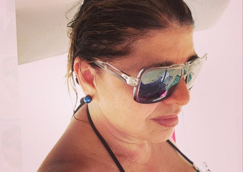 "Tá com tudo em cima", Roberta Miranda posa de biquíni e arranca elogios 