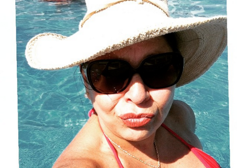 Aos 56 anos, Roberta Miranda exibe seios fartos em dia de piscina