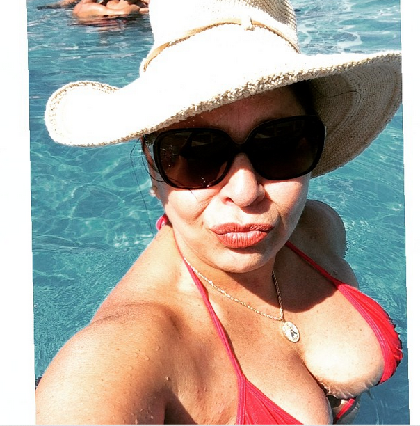 Aos 56 anos, Roberta Miranda exibe seios fartos em dia de piscina