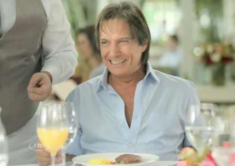 Roberto Carlos diz que nunca foi vegetariano e se esbalda com petiscos de carne vermelha