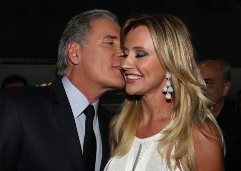 Roberto Justus fica de chamego com namorada durante intervalo de 'O Aprendiz'