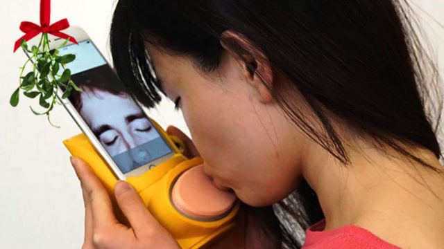 robot-phone-kiss-640x360.jpg