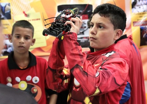 300 alunos da rede municipal participam de torneio de robótica