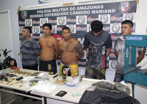 Bando usa farda do Exército para assaltar