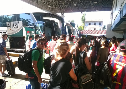 Movimento de pessoas na rodoviária é grande