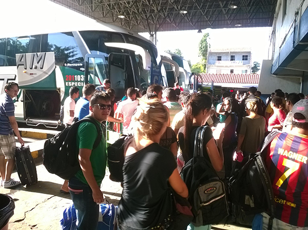 Movimento de pessoas na rodoviária é grande