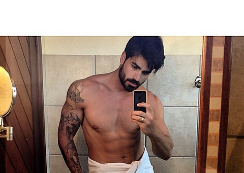 Ex-BBB Rodrigão posta foto de toalha e fãs de Adriana Sant'Anna pedem revanche