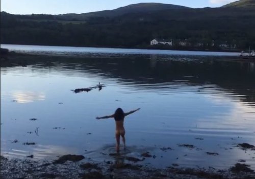 Atriz de "Velozes e Furiosos" aparece pelada tomando banho de mar