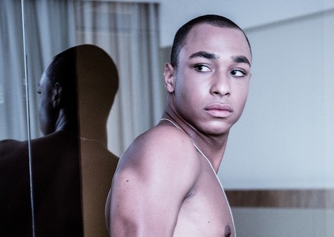 Cacildis! Neto de Mussum posa nu para ensaio sensual