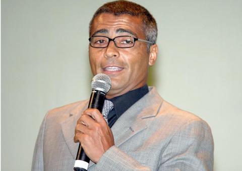 "Pelé só fala mer***da. Ele calado é um Poeta"