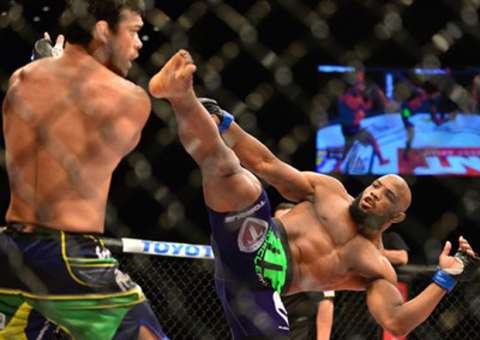 Lutador de MMA "borra as calças" durante UFC