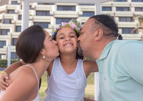 Rômulo Costa, rei do funk carioca posa para ensaio em Cancun com a família