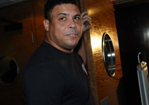 Irmã de Ronaldo Fenômeno pede ingresso da Copa pelo Facebook