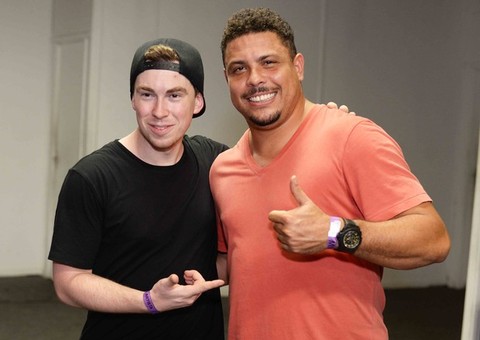 Sem noiva, Ronaldo Fenômeno curte noite carioca