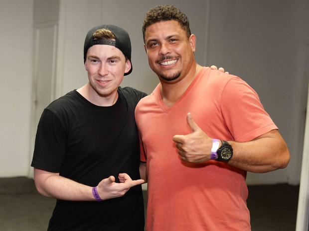 Sem noiva, Ronaldo Fenômeno curte noite carioca