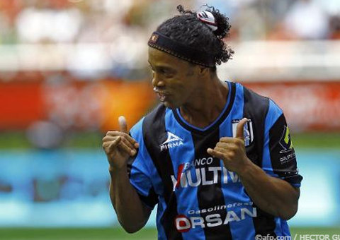 Ronaldinho faz primeiro gol no futebol mexicano e Querétaro vence