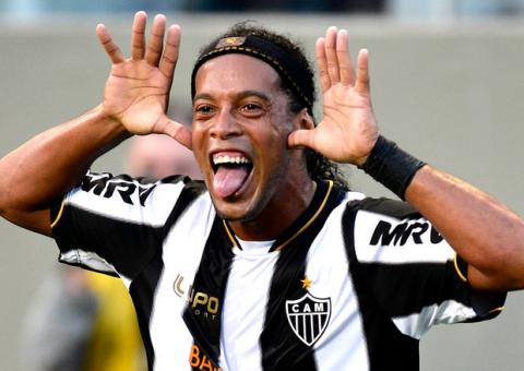 Ronaldinho não treina, mas é relacionado no Atlético-MG