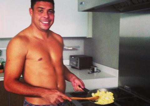  Namorada coloca Ronaldo na linha: "Lugar de homem é na cozinha"