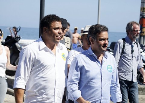  Ronaldo Fenômeno passeia pelo Leblon em campanha com Aécio Neves 