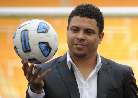 Ronaldo Fenômeno repensa aposentadoria e se prepara para retornar aos gramados