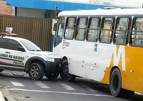 Ronda no Bairro bate em ônibus no Santo Antonio