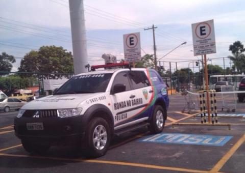 Viatura estaciona em vaga de idoso em supermercado