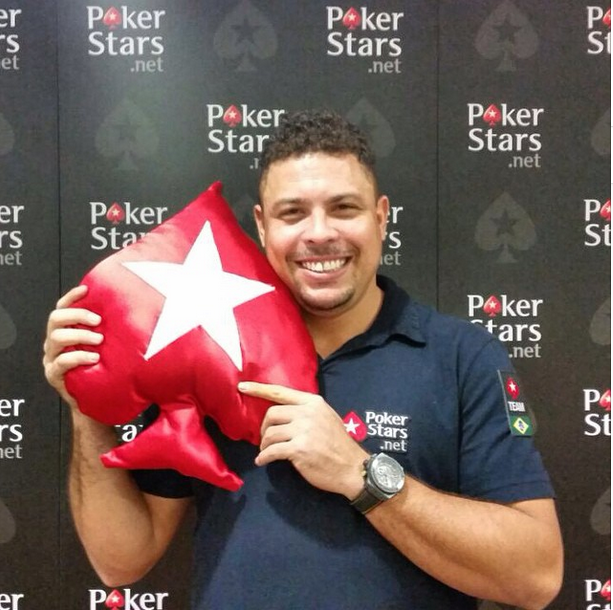 Recém-separado, Ronaldo fenômeno distribui dinheiro em festa