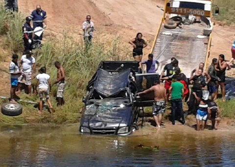 Cinco pessoas morrem em Roraima após picape cair de ponte